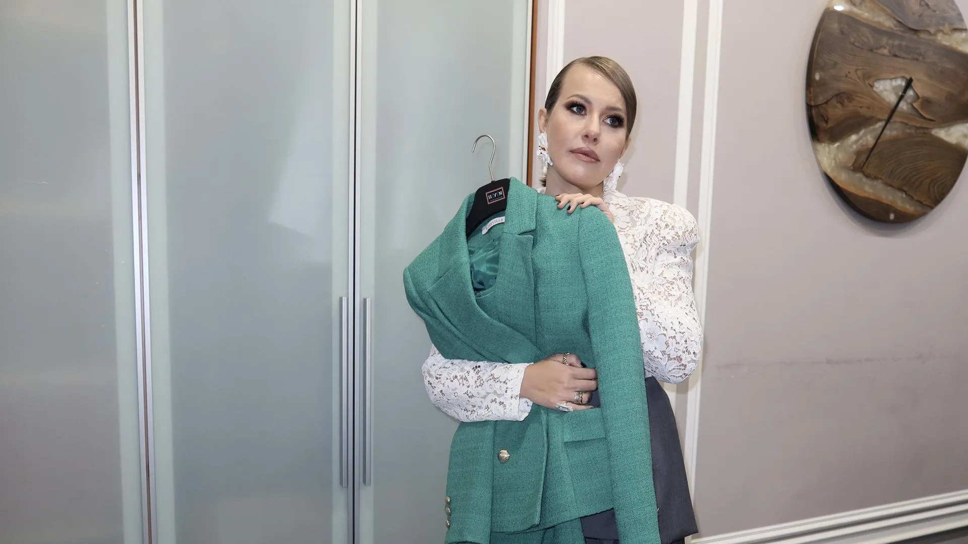 Вещи от Безрукова, Собчак и Бурунова выставлены на новогодней распродаже