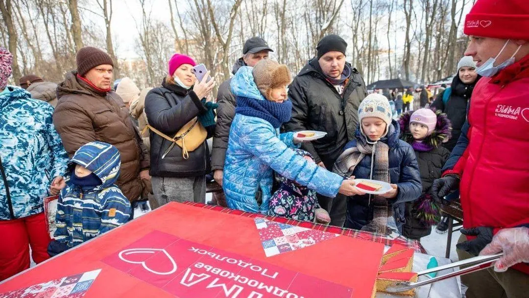 Ягодный пирог весом 50 кг приготовили на «НеобыЧайном фестивале» в Подольске