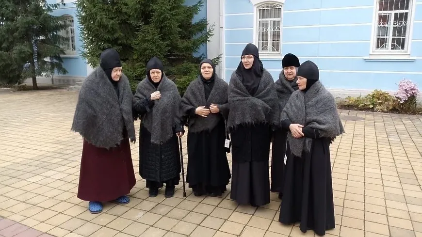 Волонтеры Подольска купили пуховые платки для монахинь