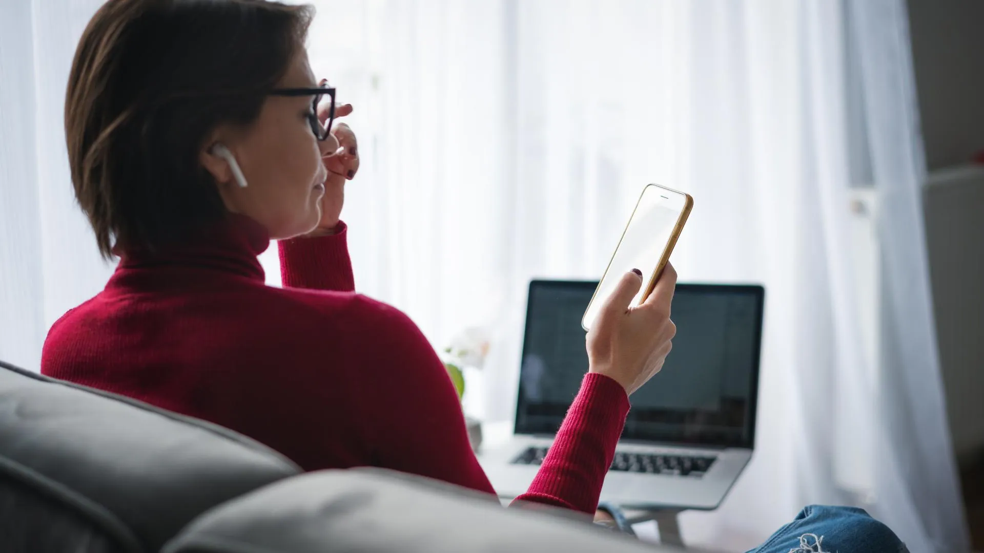 Крашкина: сравнивать себя с «идеальными» из соцсетей — путь к тревоге перед Новым годом