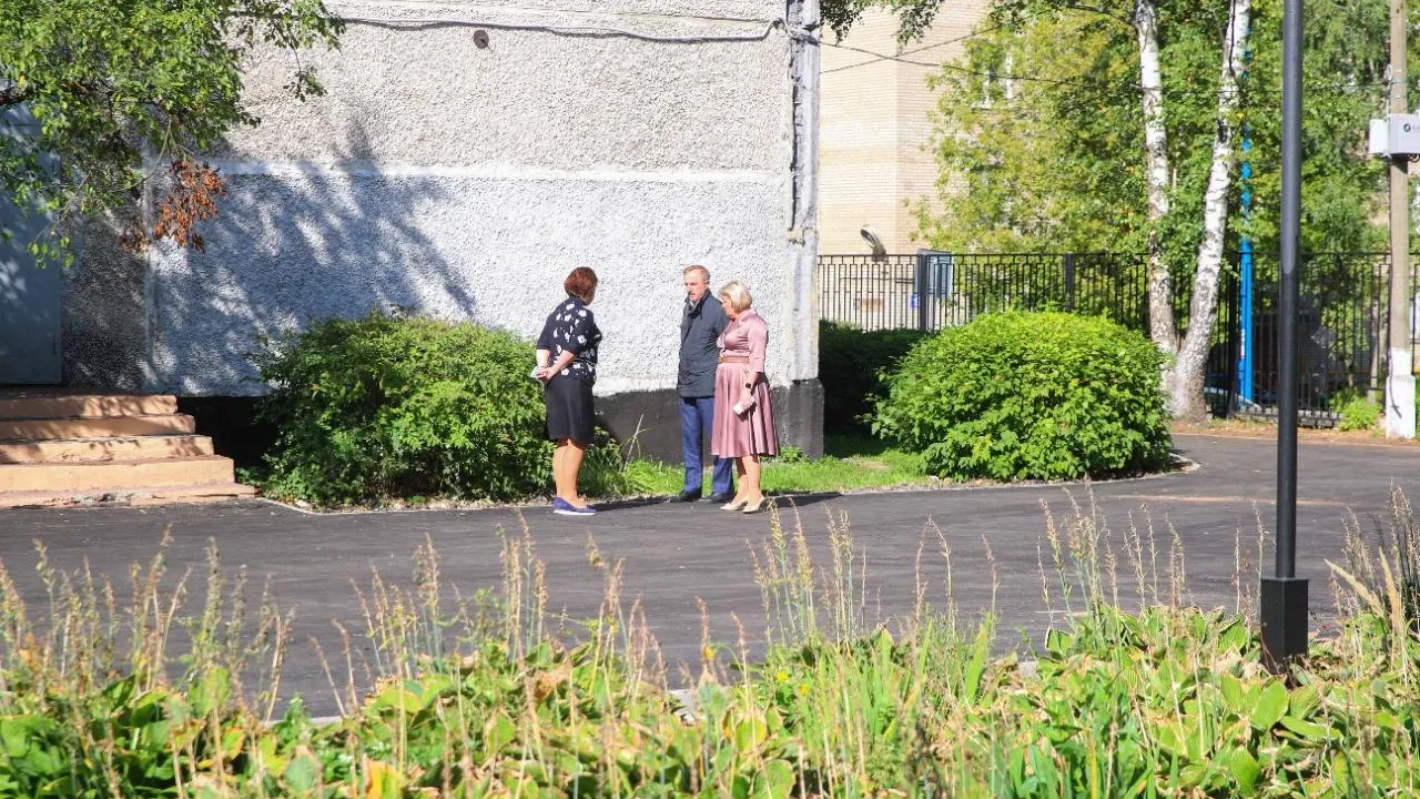 Около школы Люберец завершили укладку асфальта