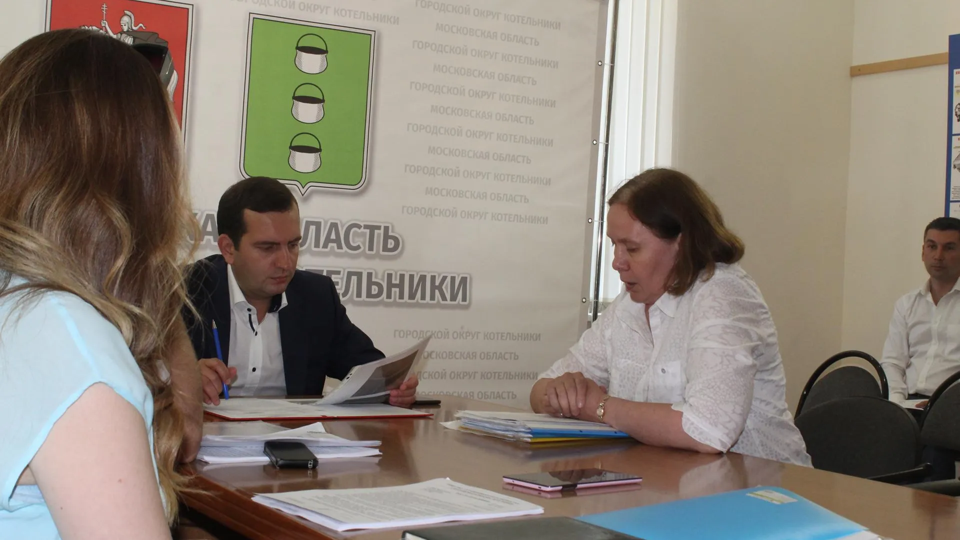 Врио главы Котельников поручил проверить квартиру с плесенью после жалобы жительницы