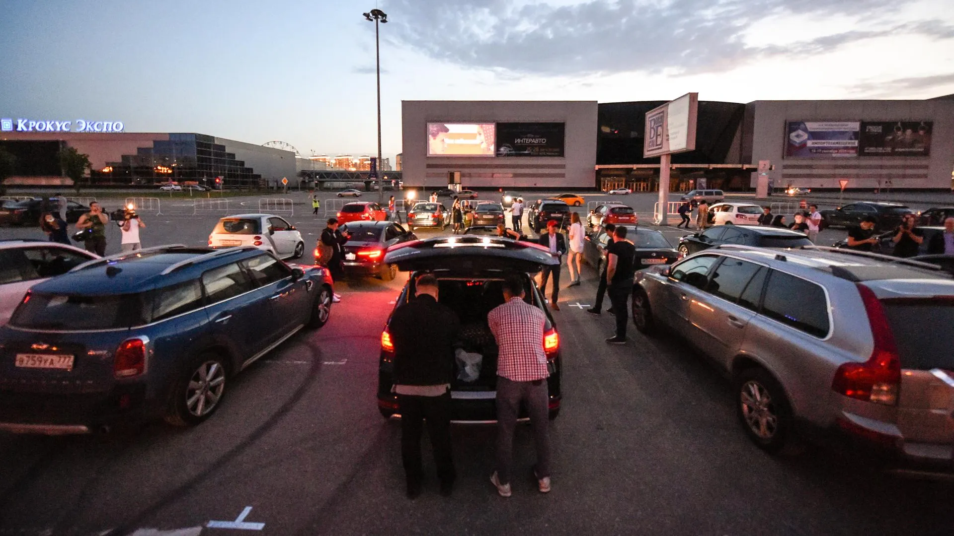 Автокинотеатр открылся в подмосковном Красногорске