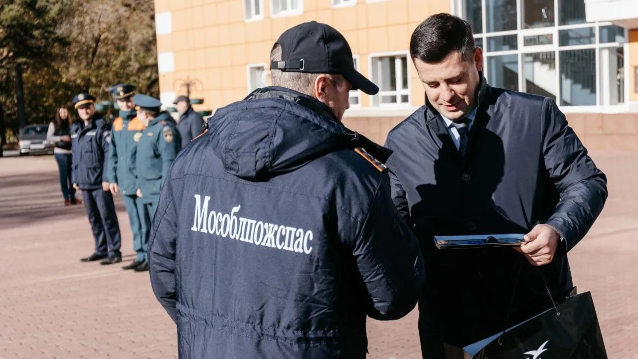 Глава Чехова вручил ключи от спецтехники пожарным спасателям