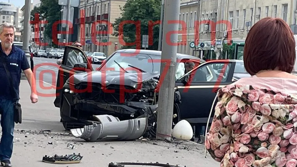 Люксовая иномарка влетела в столб в центре Москвы