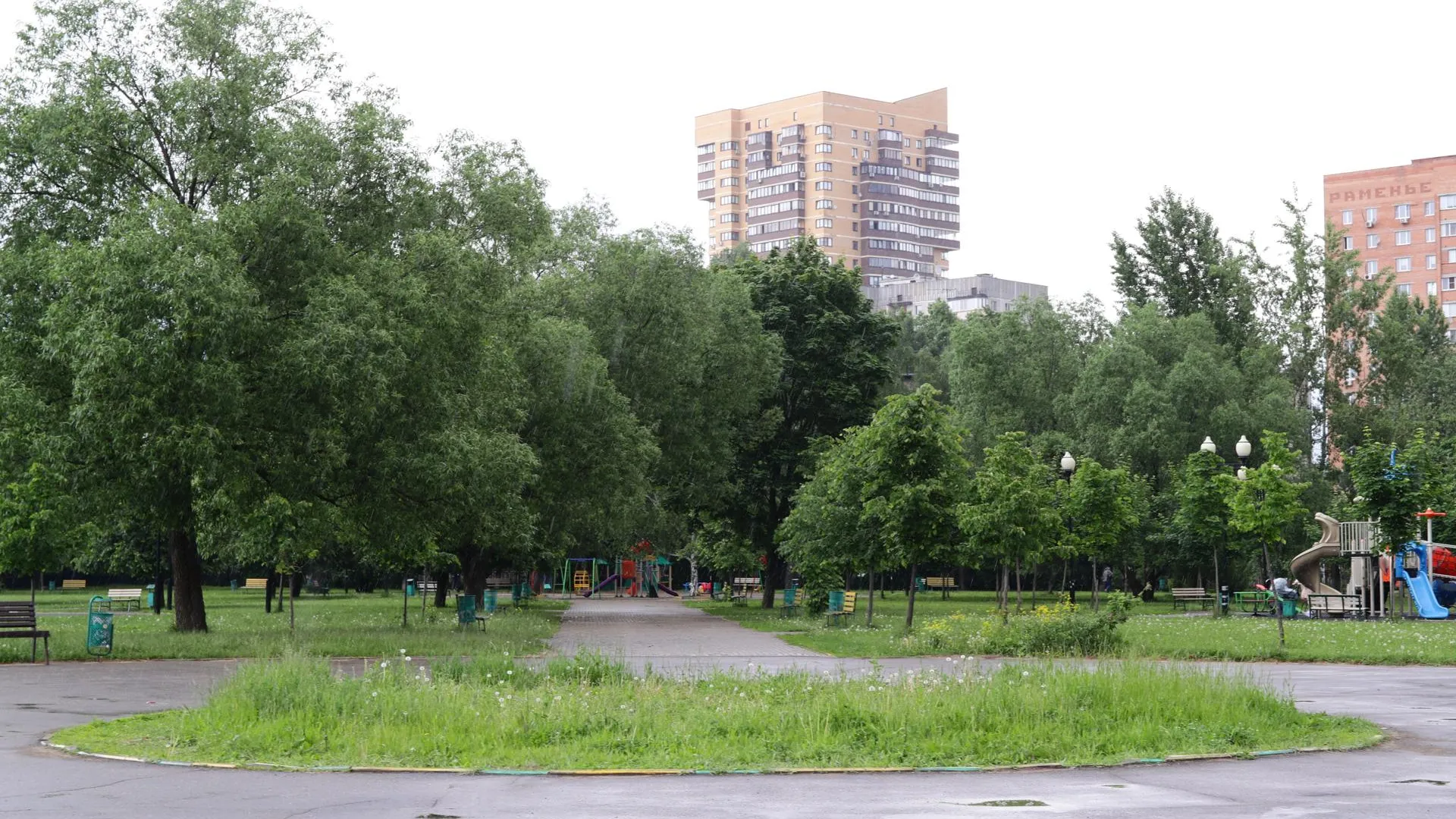 В парке Реутова за ДК «Мир» проводят установку перголы