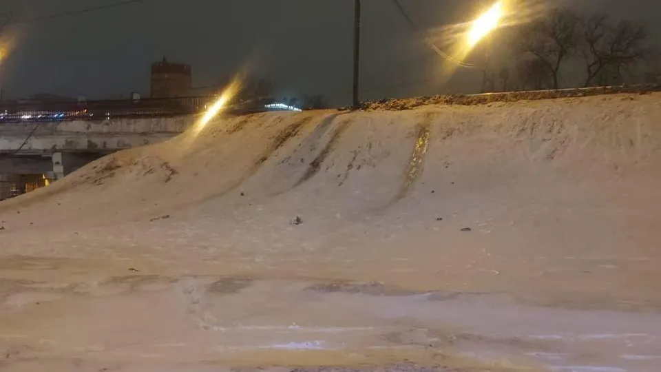 В Химках инспектор ГИББД заметил детей, катающихся на тюбингах рядом с проезжей частью