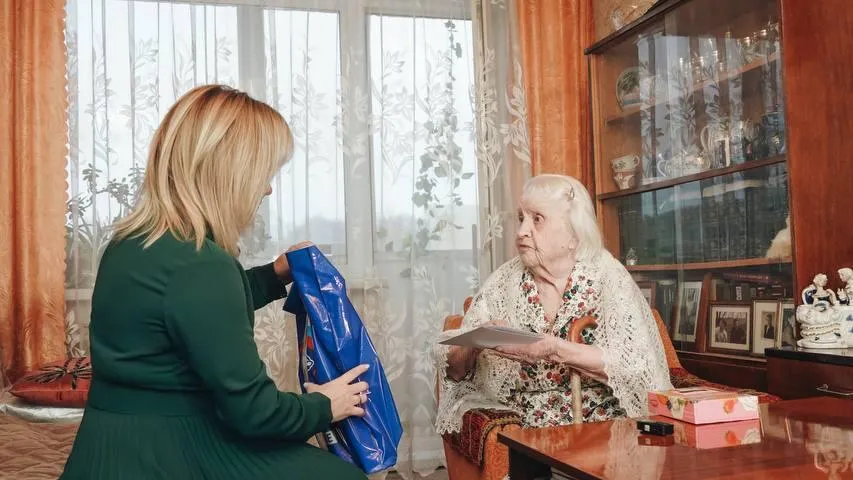 Глава Клина поздравила ветерана, освобождавшую Ленинград от фашистской блокады