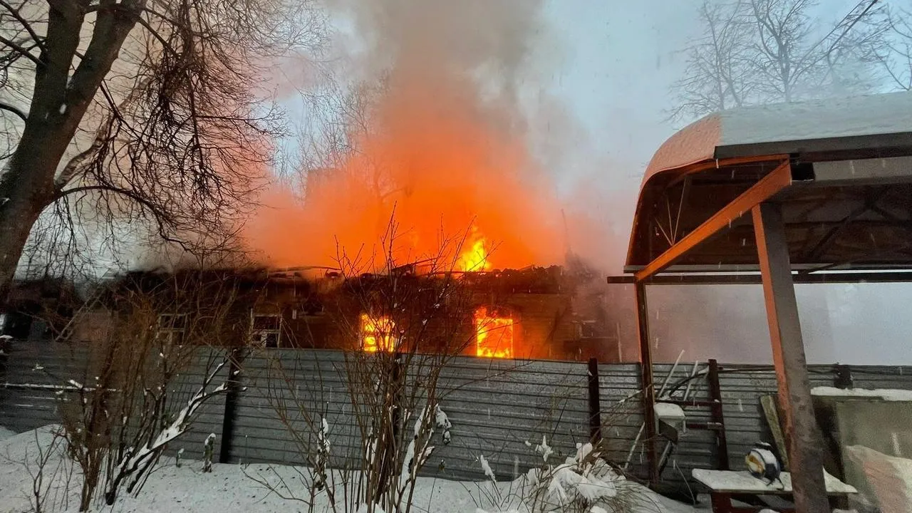 Огнеборцы ликвидируют последствия пожара в жилом доме Балашихи