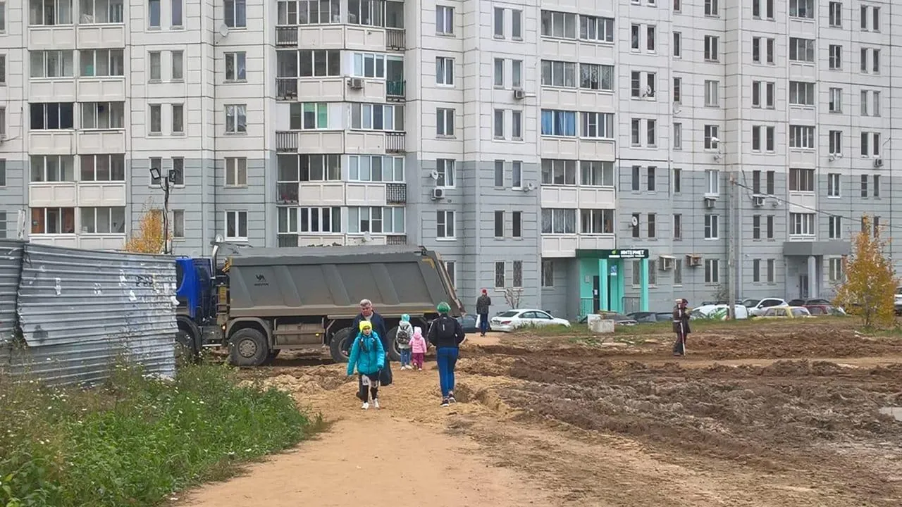 В Подольске дети продолжают ходить в школу через стройплощадку, несмотря на запрет