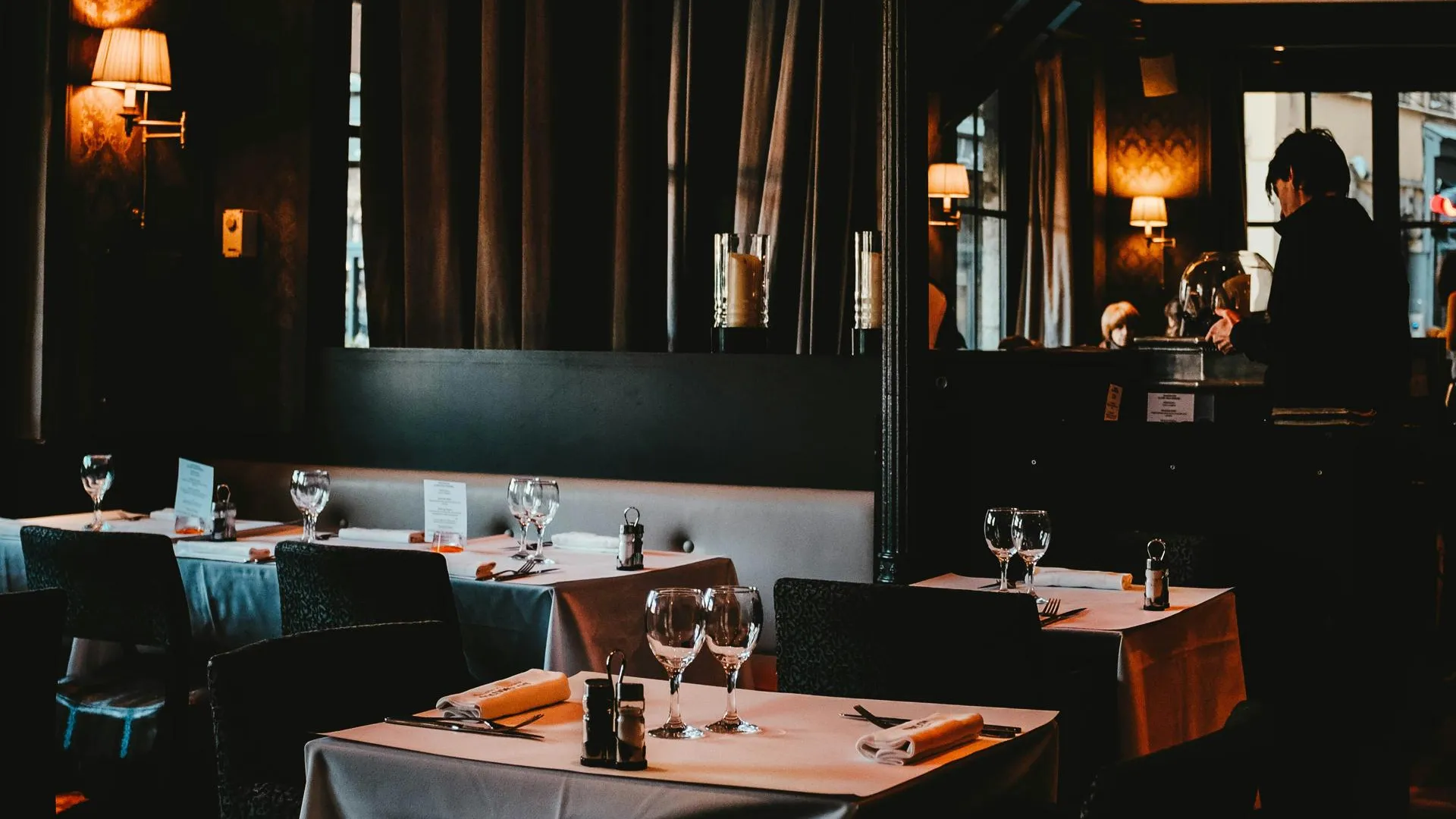 Москвичи перепродают забронированные столики в ресторанах на 14 февраля