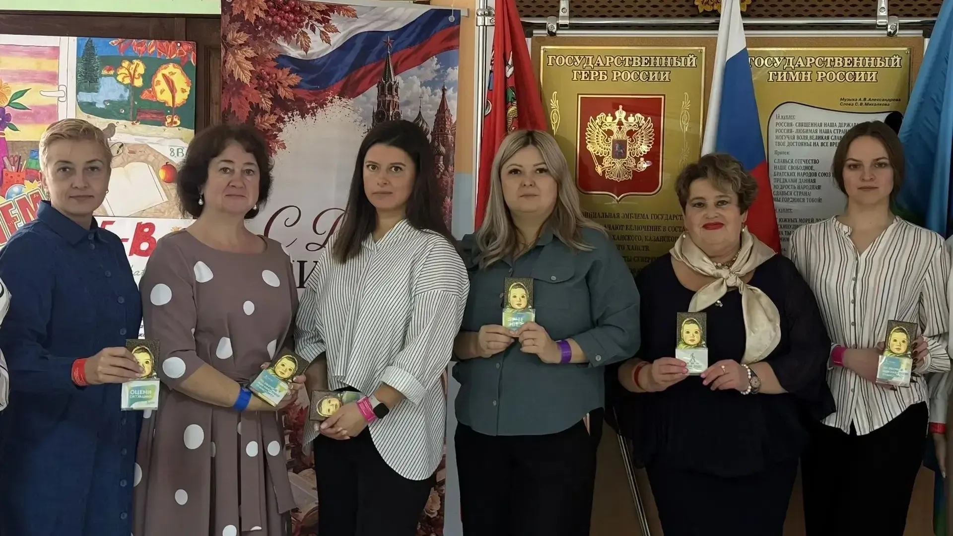 В Одинцове сотрудники Госавтоинспекции поздравили педагогов с Днем учителя
