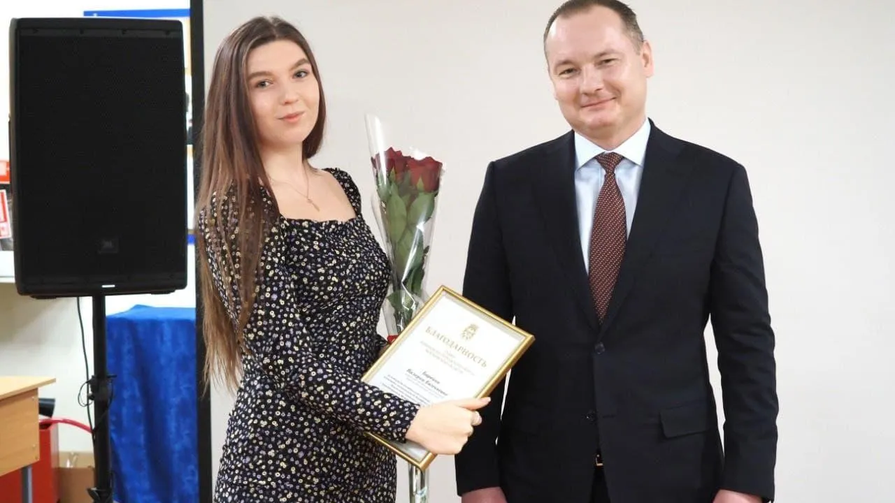 Глава Ленинского округа Алексей Спасский вручил награды волонтерам вуза МРСЭИ