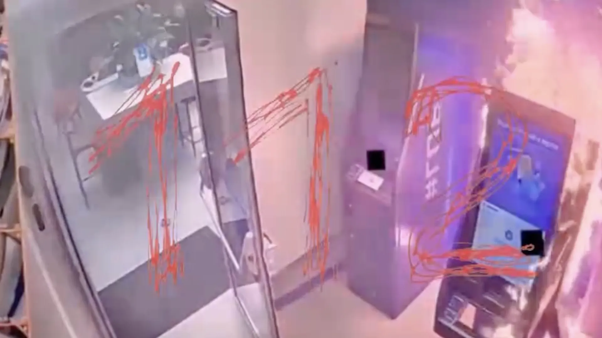Опубликовано видео поджога банкомата Газпромбанка в Москве