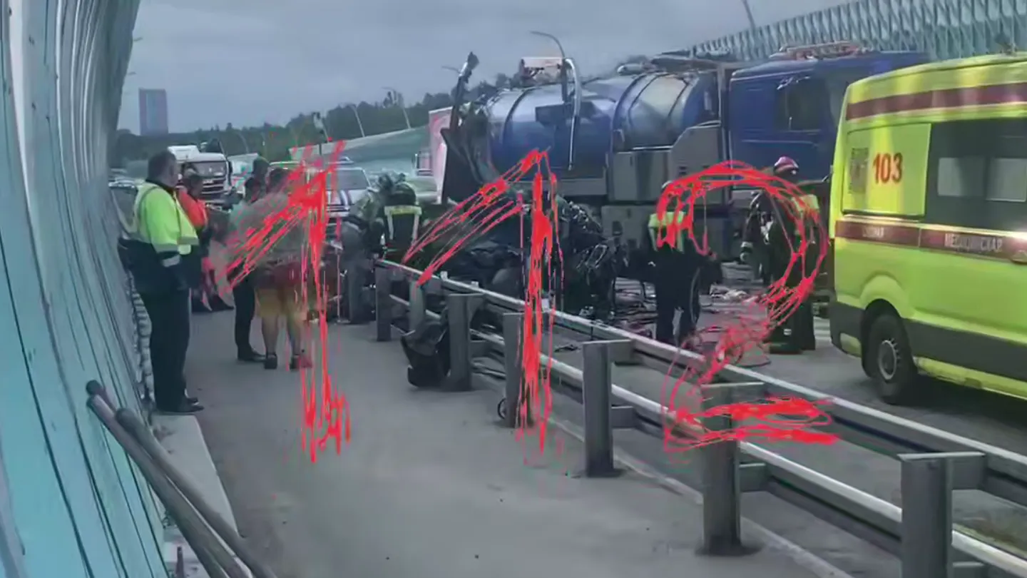 Видео: два грузовика превратили Infiniti в груду металла в Москве
