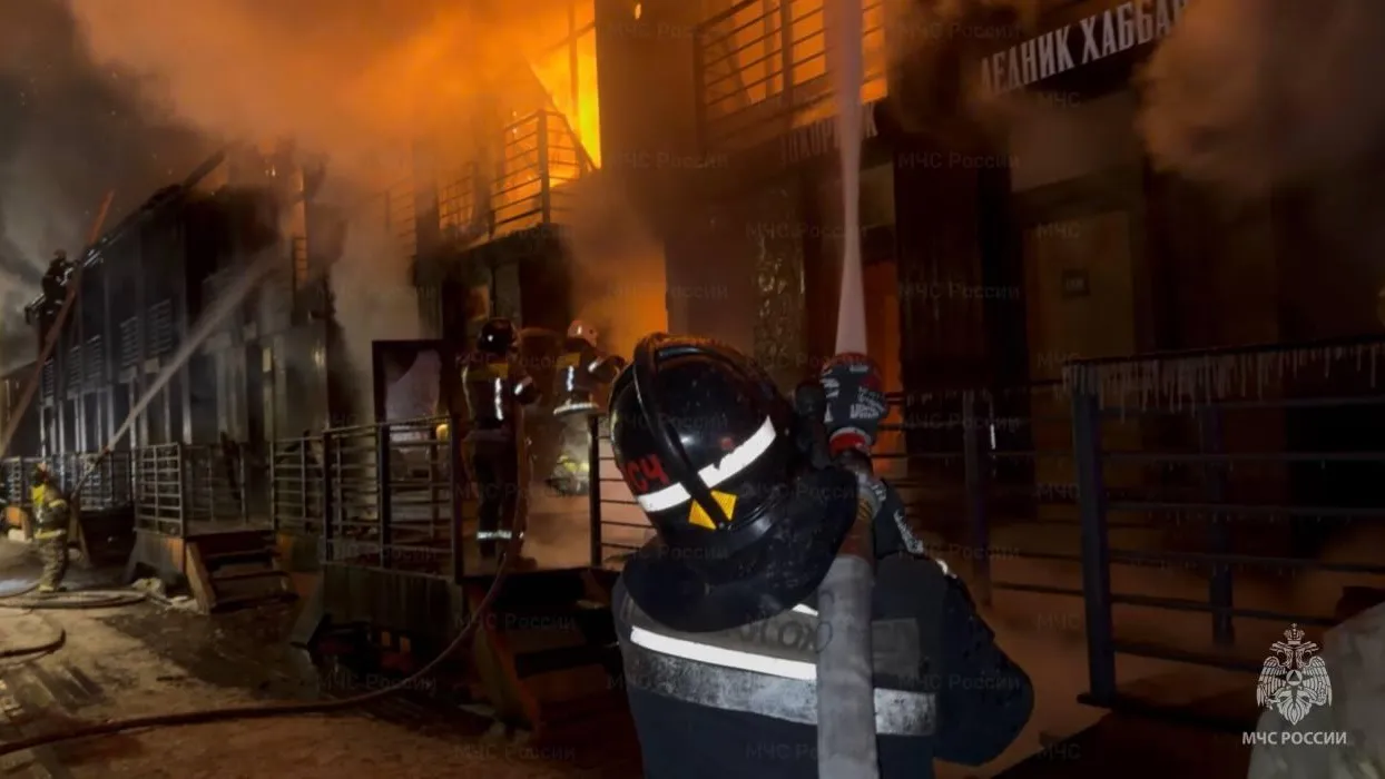 Парк-отель вспыхнул на площади 500 «квадратов» в Иркутске