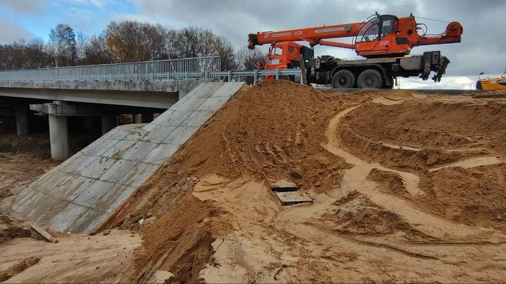 На строящейся дороге «Путилково-Пятницкое шоссе» приступили к укладке асфальта