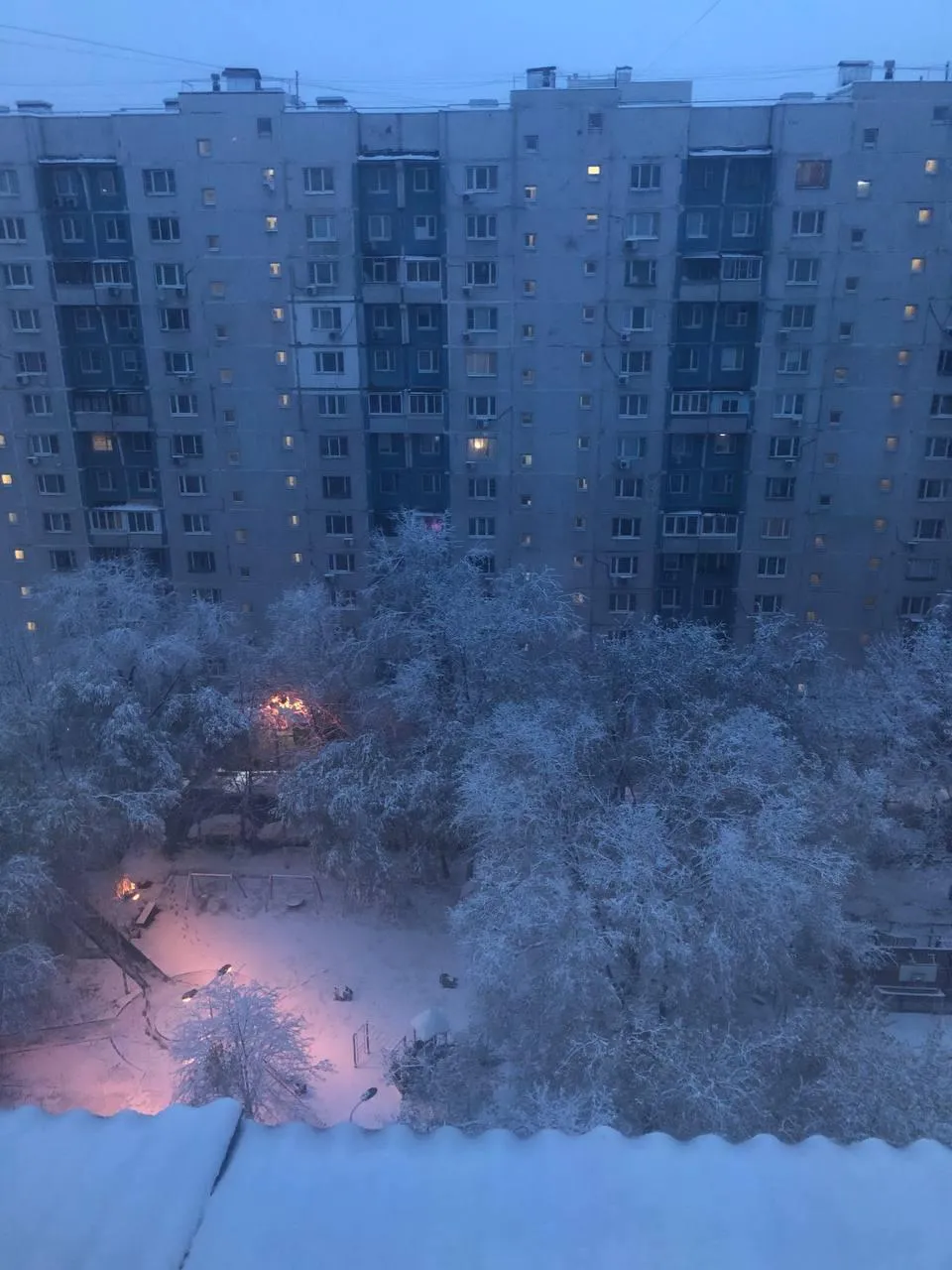 Один из дворов Москвы после выпавшего ночного снегопада.