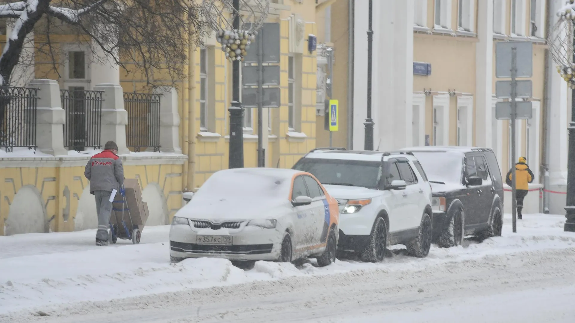 Жителей Подмосковья призвали не парковать авто на обочинах дорог