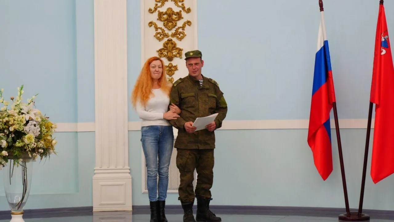 Более 20 пар, в которых мужья уедут в зону СВО, расписались в ЗАГСе Наро‑Фоминска за день