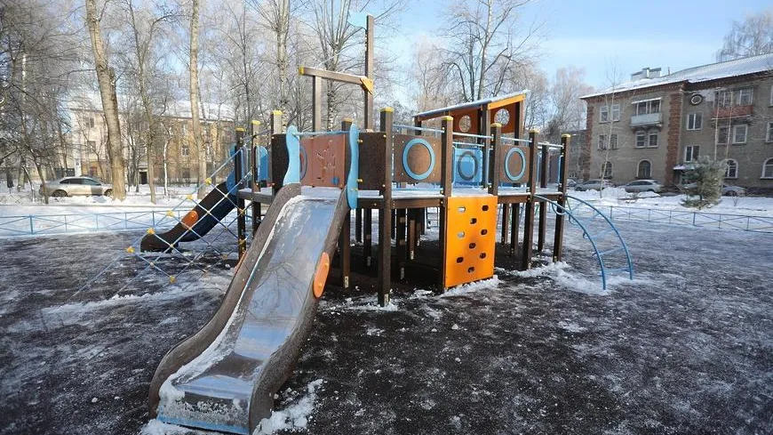 Новый игровой комплекс установили на детской площадке в микрорайоне Дзержинского Балашихи