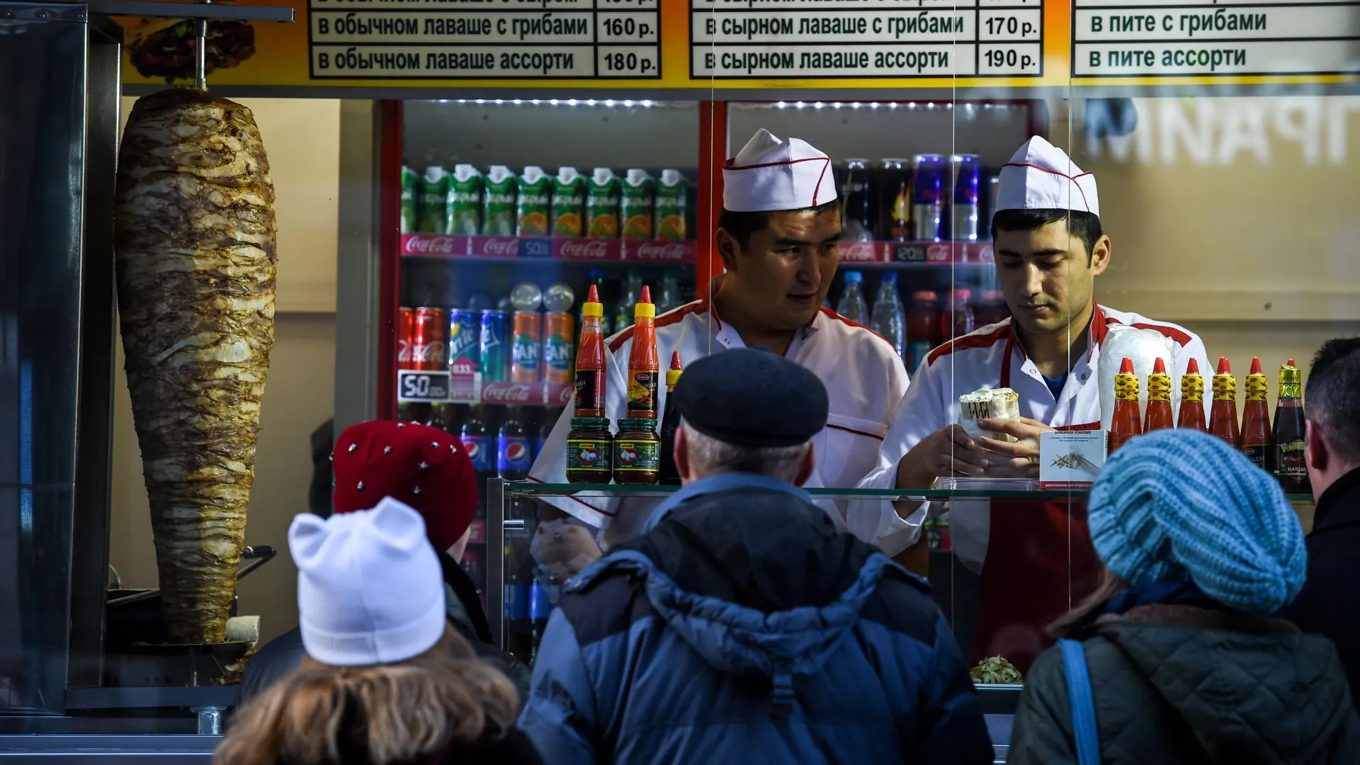 В точках по продаже шаурмы в Подмосковье нашли курицу без документов и ножи без маркировки