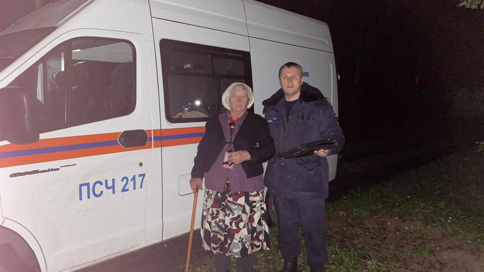 В Подмосковье спасатели вывели из леса заблудившуюся 80‑летнюю пенсионерку