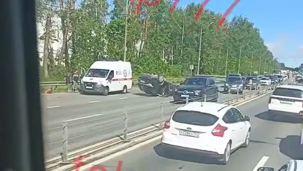 «Машинке п*****»: на Дмитровском шоссе в ДТП разбилось и перевернулось авто