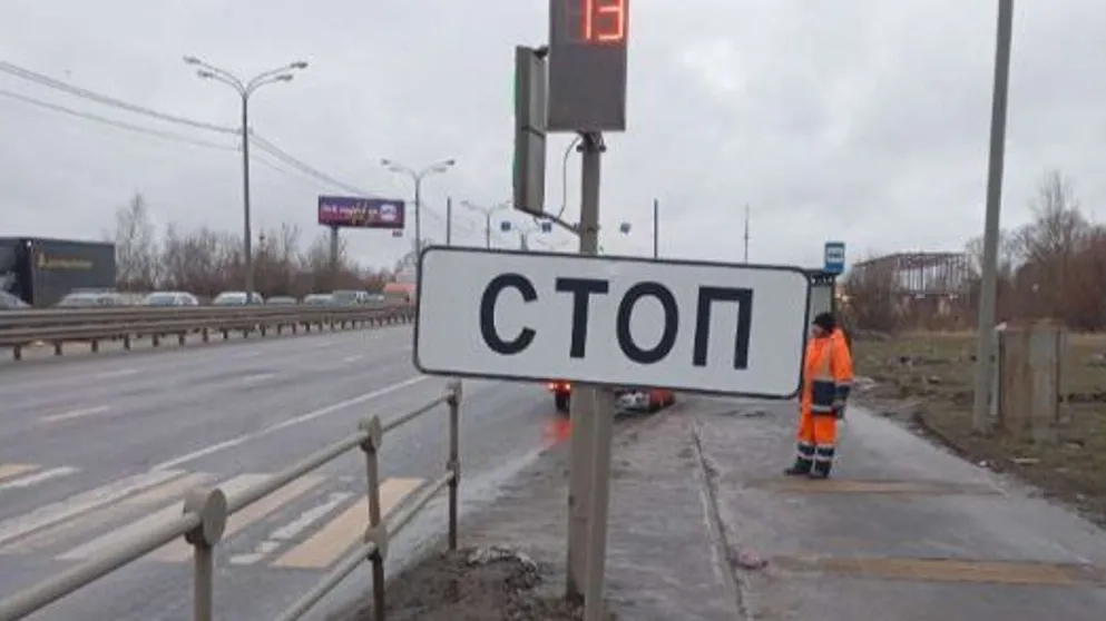 Дорожные службы обновляют знаки и чистят тротуары на дорогах Долгопрудного