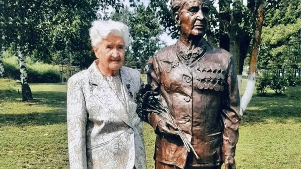 Глава Подольска поздравил фронтового медика Марию Рохлину со 102-летием