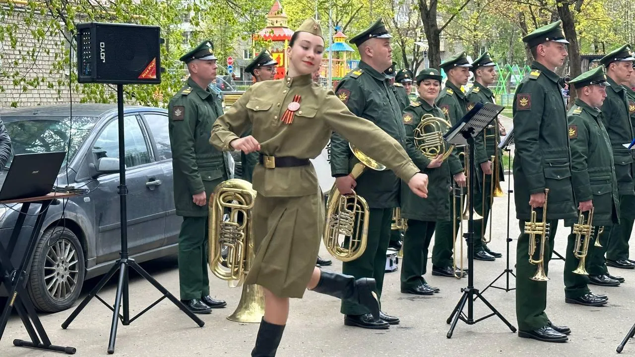 Депутаты и юнармейцы провели парады у домов ветеранов Подмосковья в День Победы
