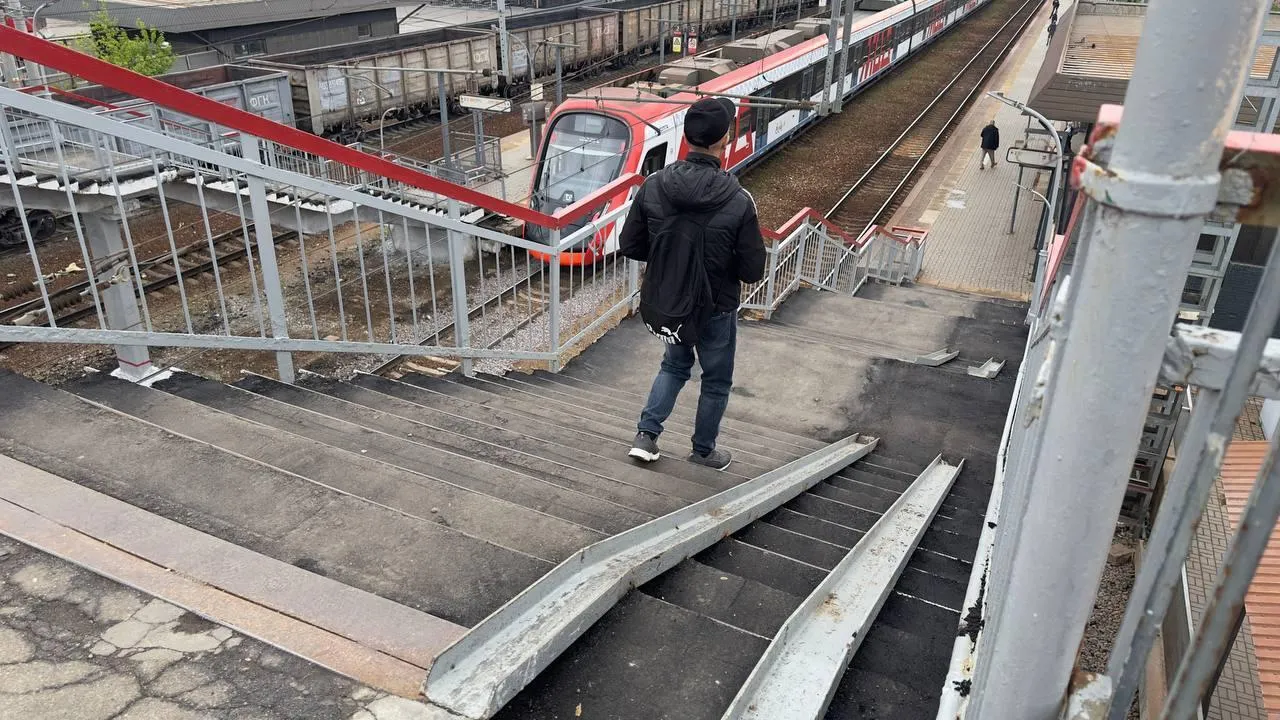 В Одинцове заасфальтировали пешеходный мост на железнодорожной станции