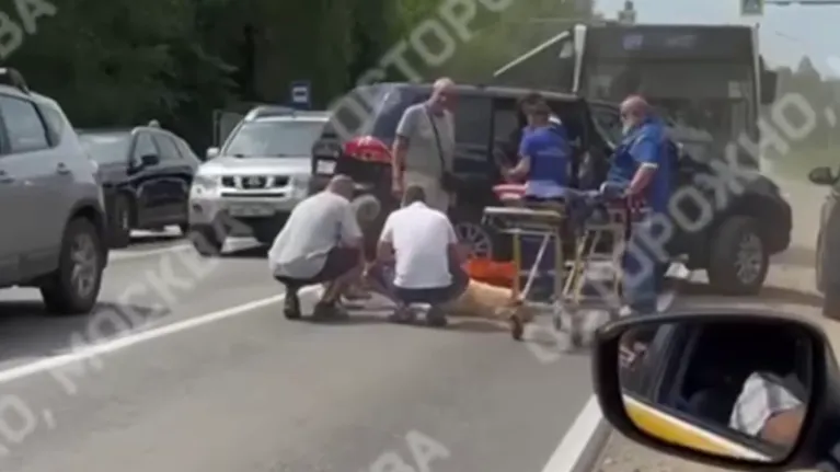 Рейсовый автобус протаранил легковушку в Подмосковье, пострадали двое