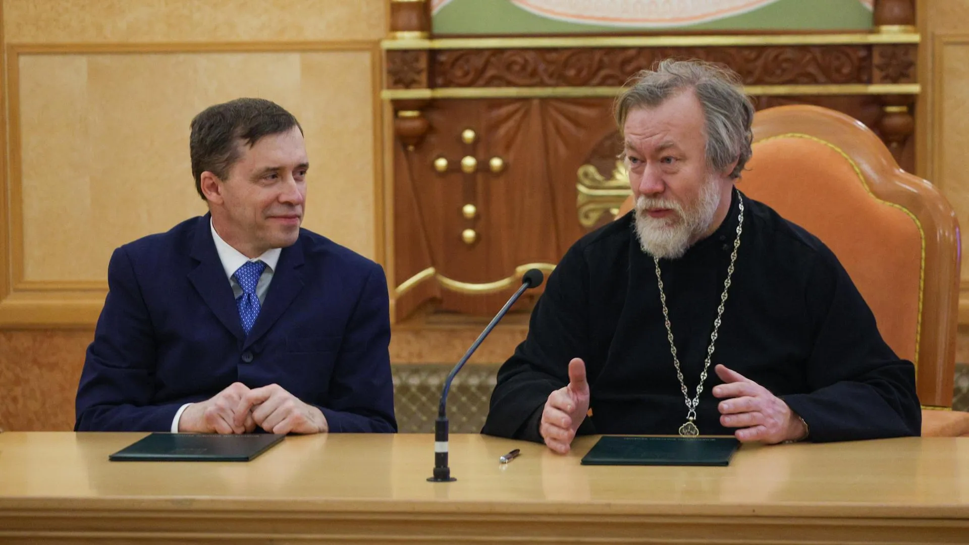 Удобные пандусы, низкие подсвечники и широкие проезды: как устроен инклюзивный храм в Подмосковье