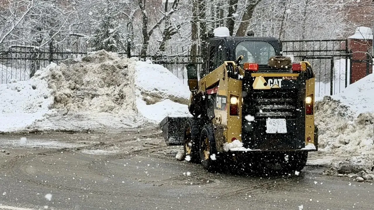 В Можайском округе 110 рабочих устраняют последствия снегопада