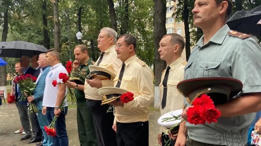 Десантники Подольска возложили цветы к памятнику воинам‑интернационалистам