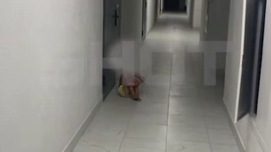 Сидела с банкой пюре: мать каждый день бросала 3-летнюю девочку одну дома