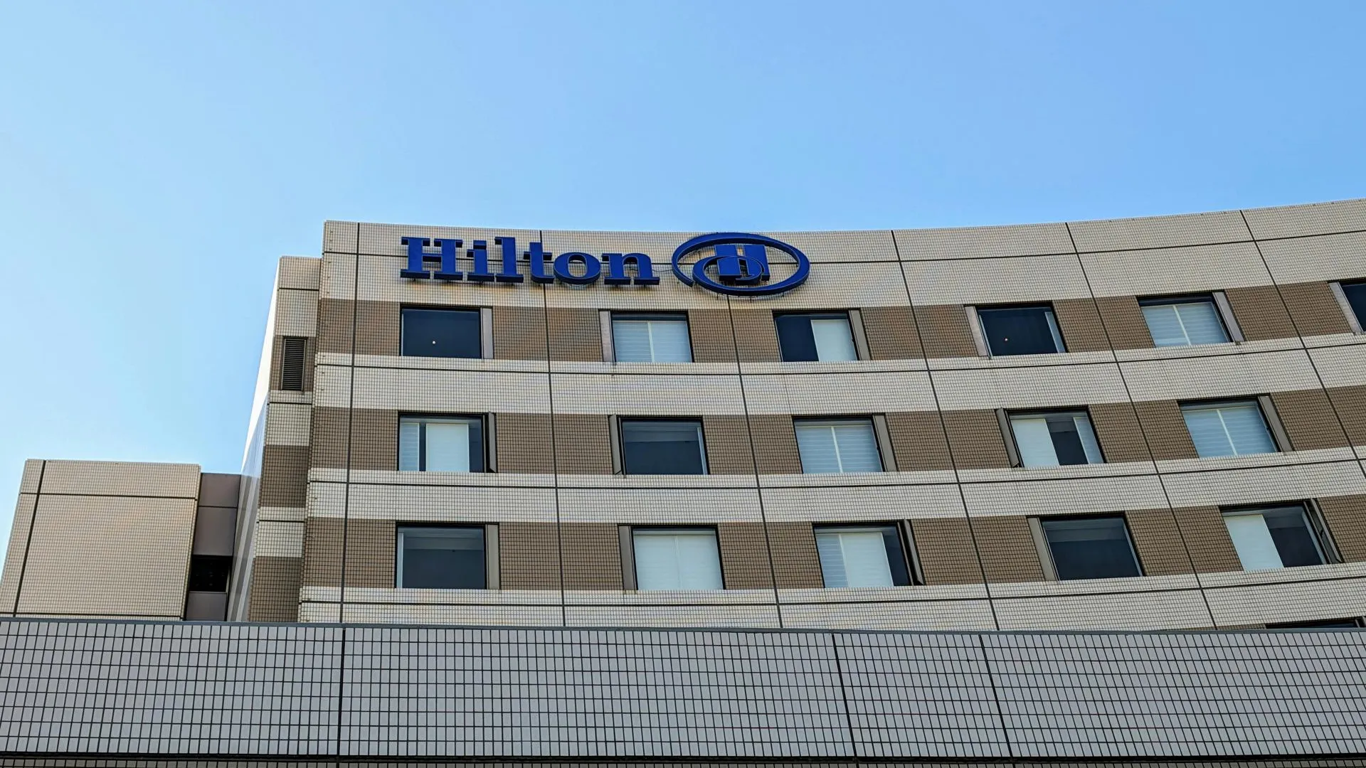 Атташе американского посольства найден мертвым в отеле Hilton в Киеве