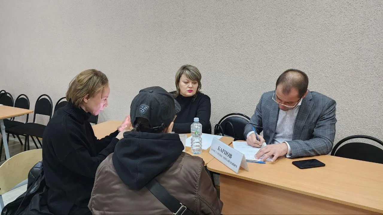 В поселке Октябрьский по просьбе жительницы текущую кровлю дома приведут в порядок