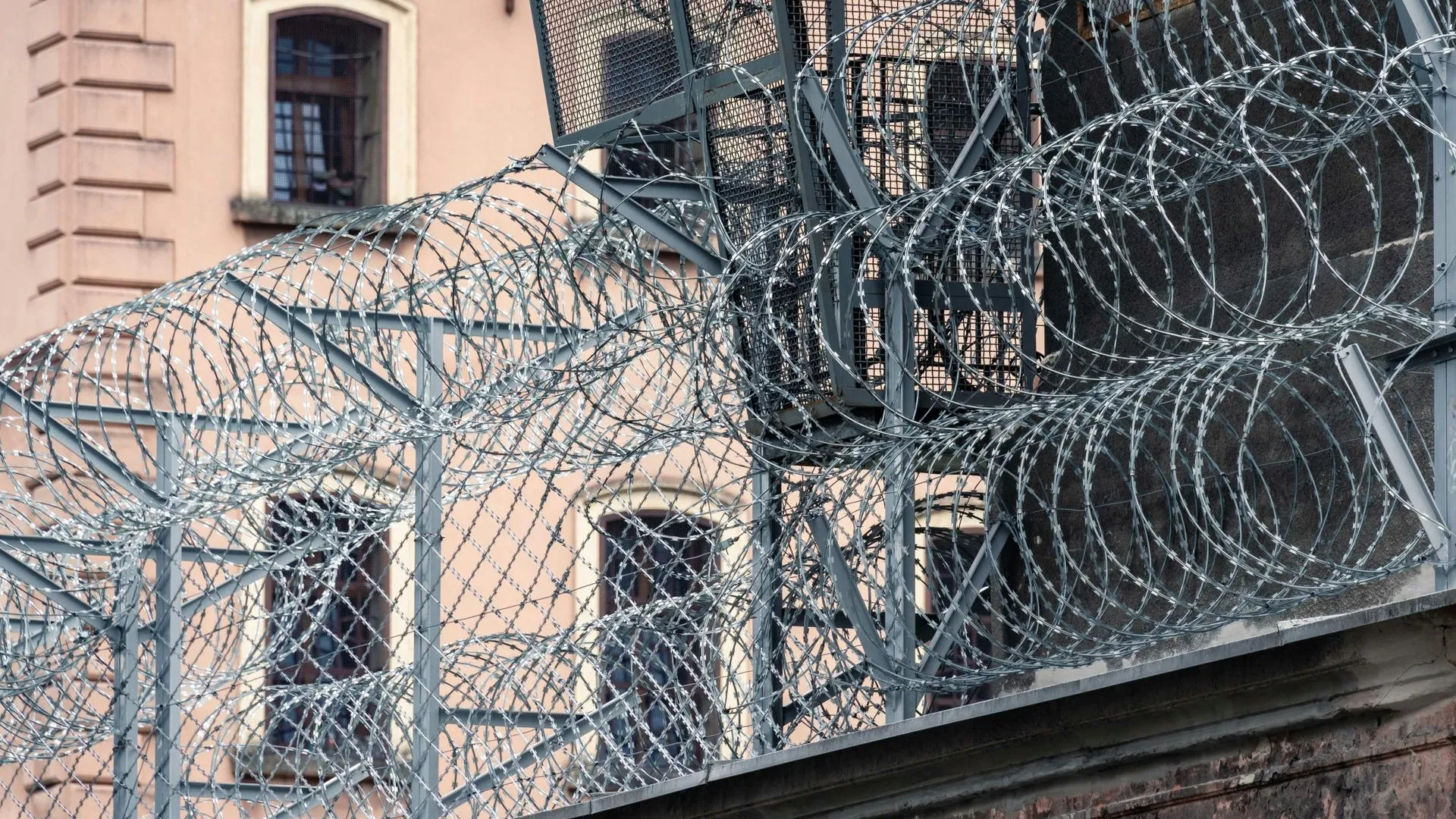 Протестующие заключенные закрылись от полиции в ИВС Тобольска