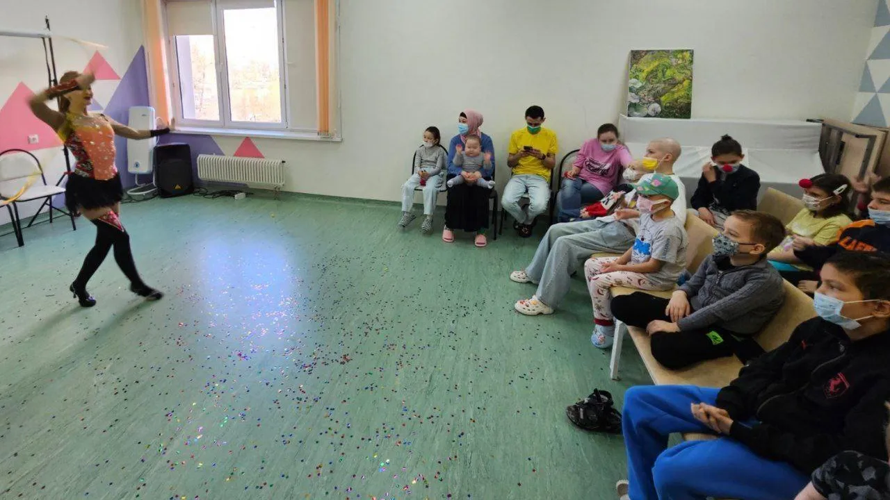 Артисты показали представление маленьким пациентам онкодиспансера Подмосковья