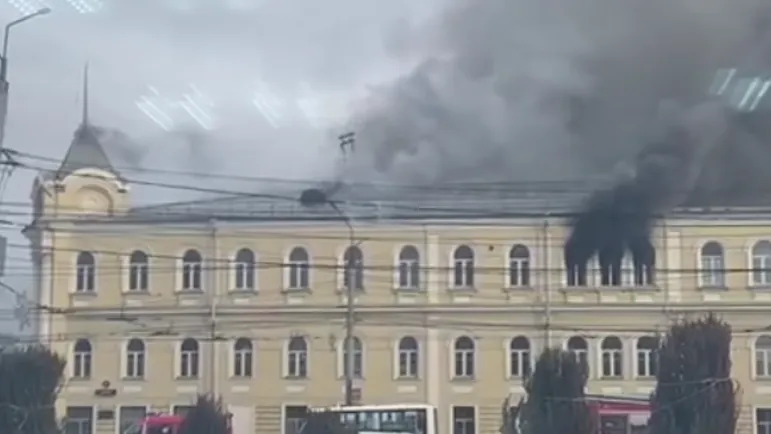 «Весь верх горит»: пожар охватил госпиталь с российскими военными