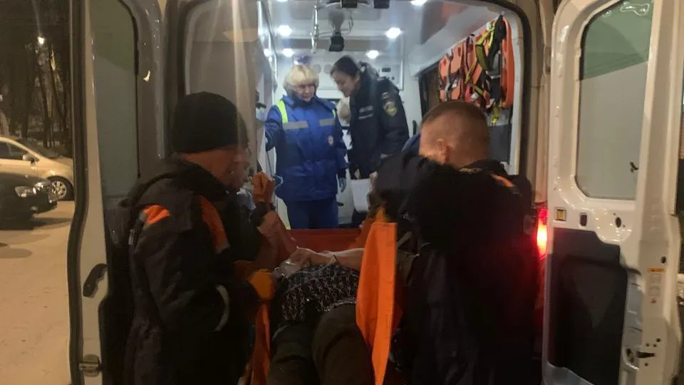 Спасатели Подмоковья оказали помощь медикам в транспортировке грузной пациентки