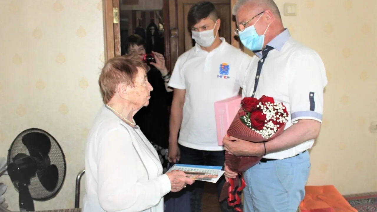 Максимович поздравил с 90‑летием ветерана Труда в Подольске