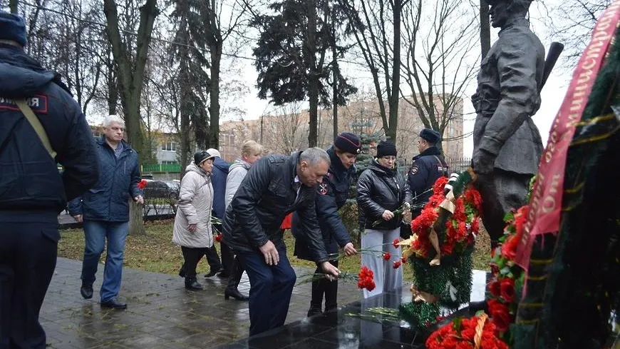 Полицейские Щелкова возложили цветы к мемориалу памяти погибших сослуживцев