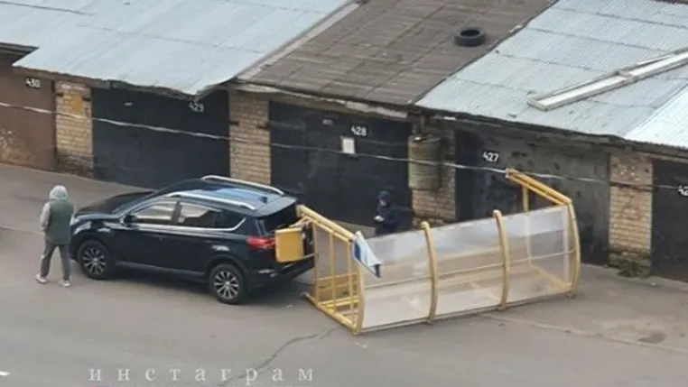 Остановочный павильон упал на припаркованный автомобиль в Королеве