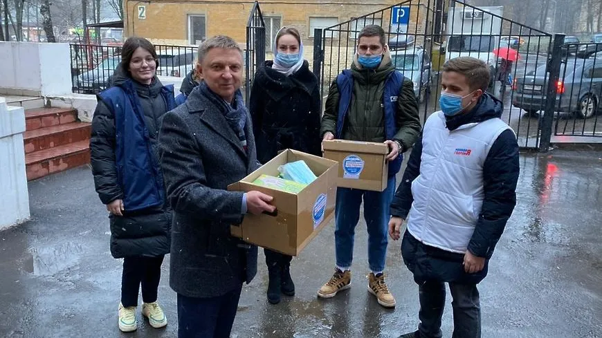 Депутат Мособлдумы Жук передал медицинские маски волонтерам Котельников
