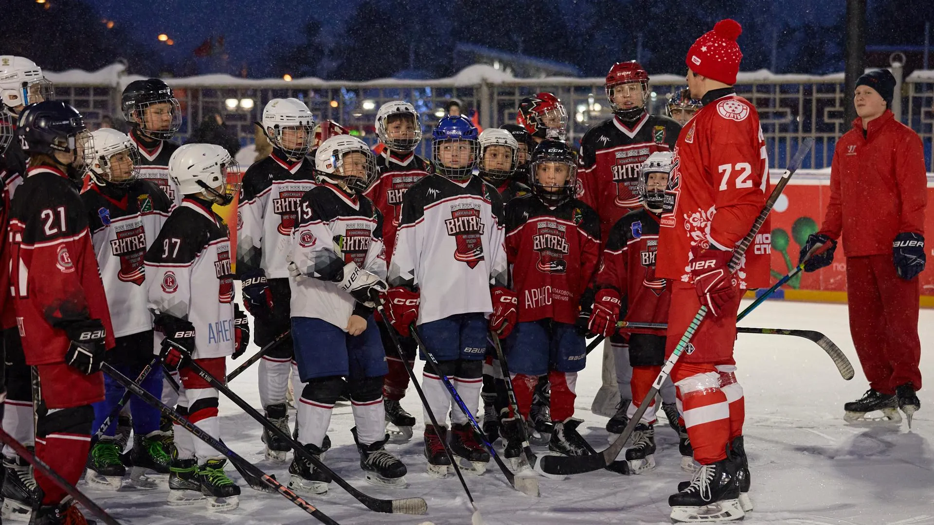 Звезды хоккея провели матч с жителями Наро-Фоминска в рамках проекта «Выходи во двор»