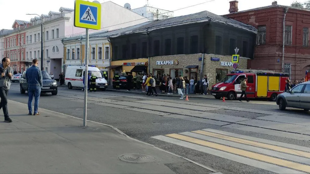 В Москве водитель Kaiyi сбил 21-летнюю девушку на тротуаре и врезался в кафе