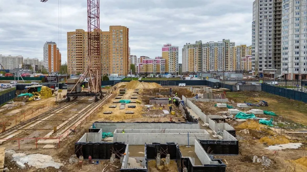 Паркинг на 499 машино-мест строят в «Первом квартале» Ленинского округа